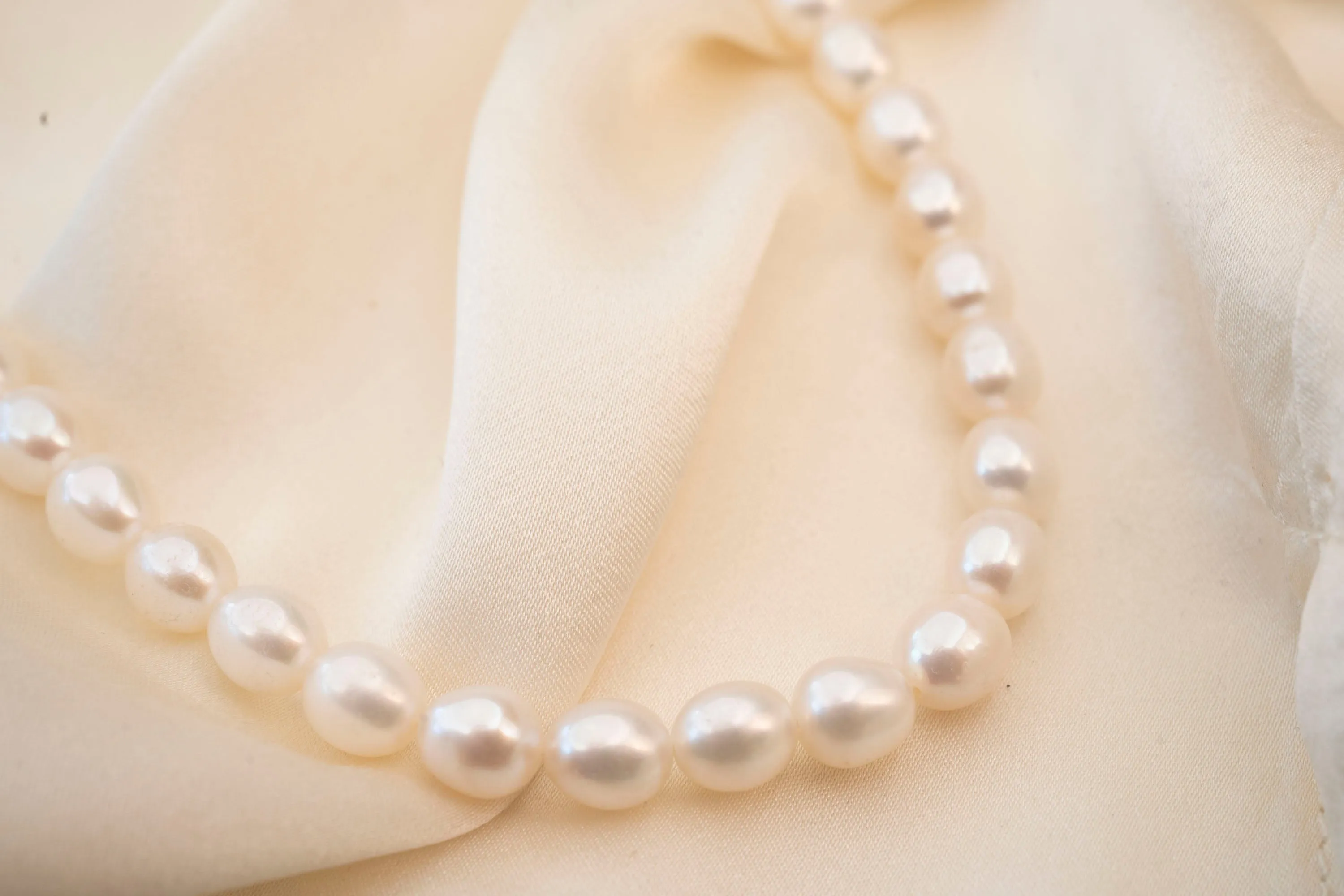 Bold Oval Pearl Bracelet