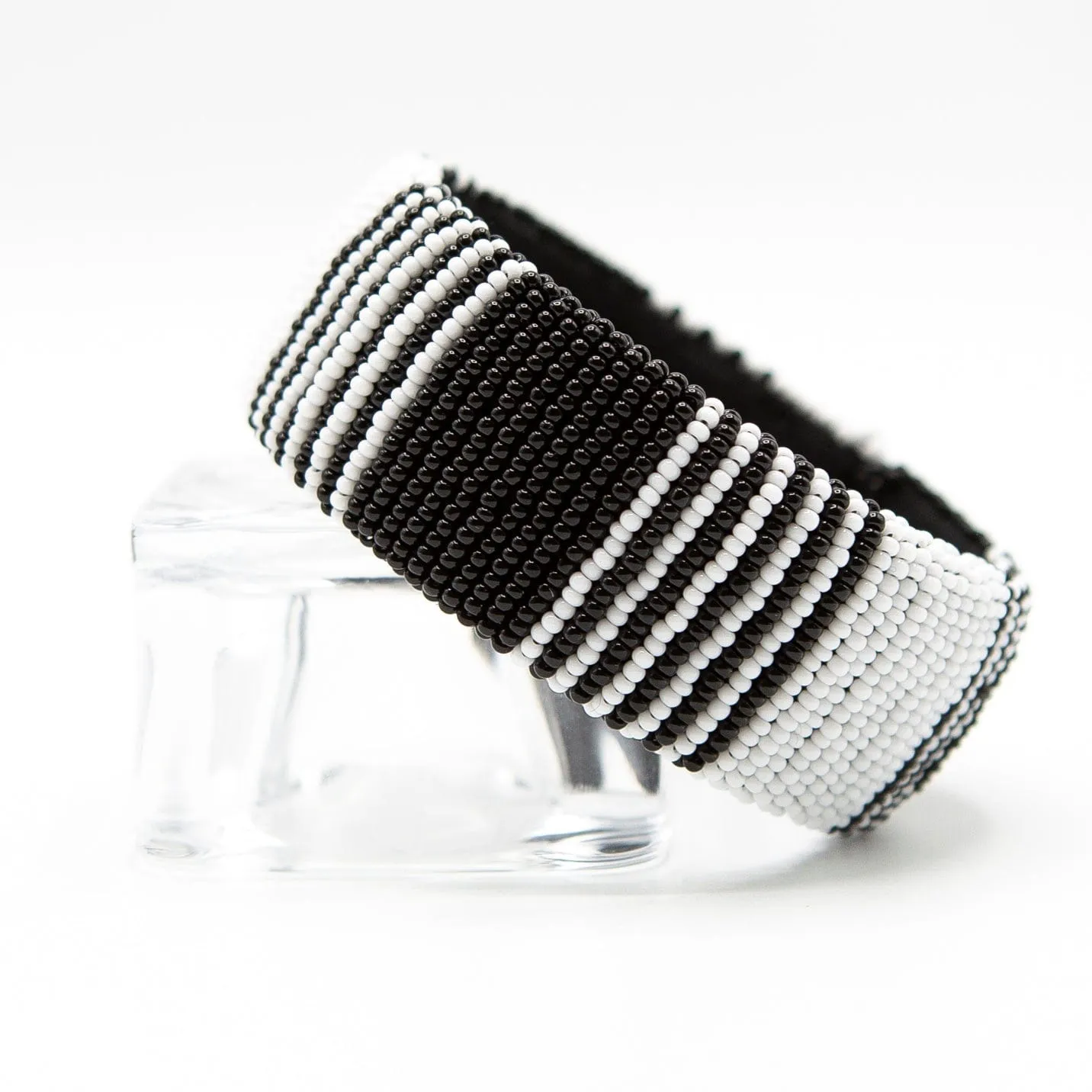 Bracelet manchette noir & blanc en perles de verre élégant