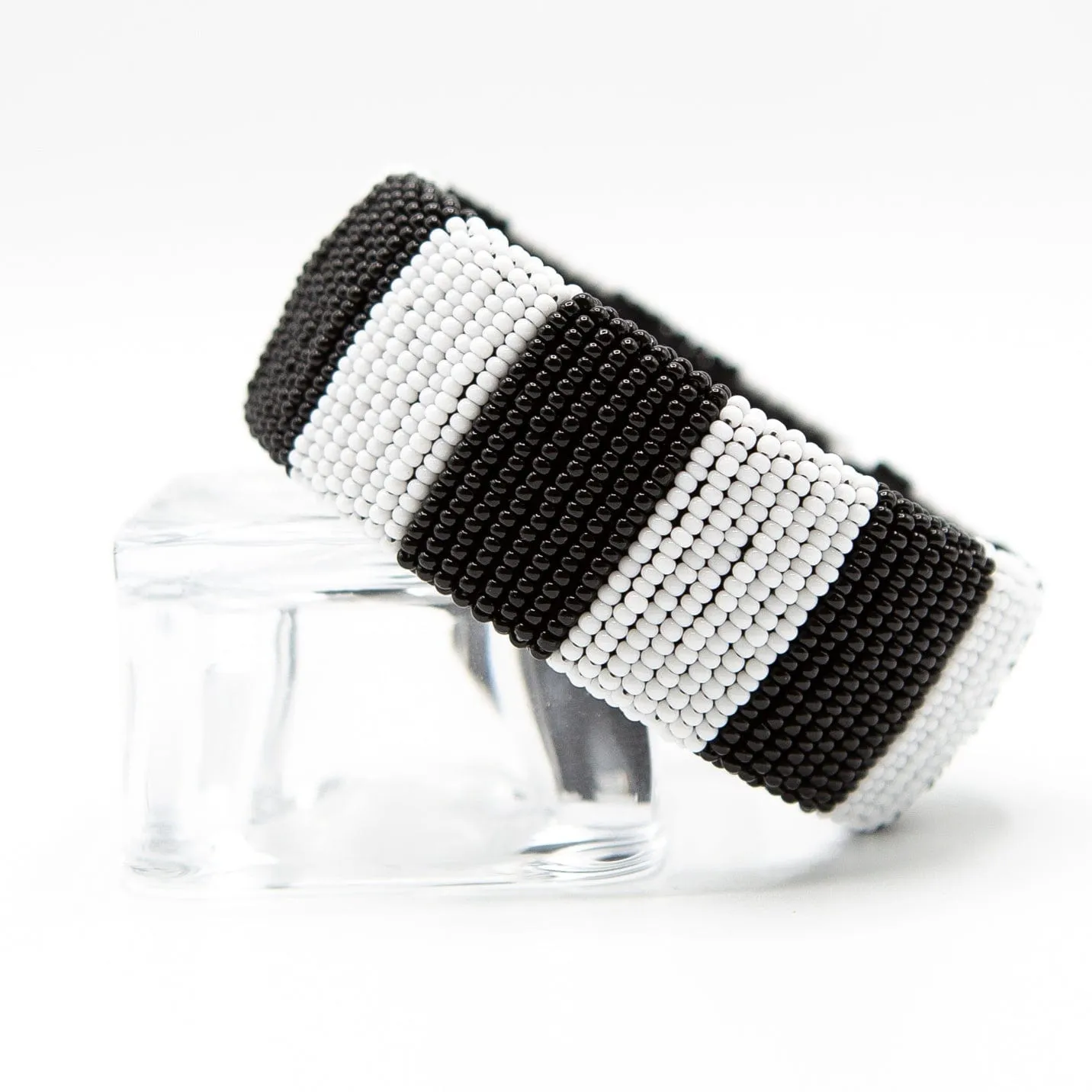 Bracelet manchette noir & blanc en perles de verre élégant