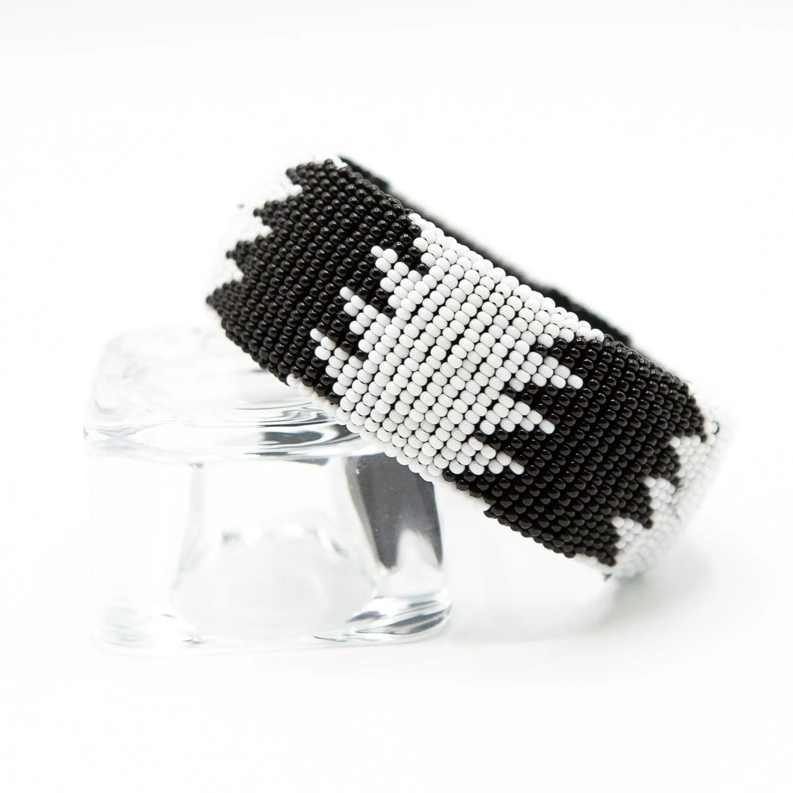 Bracelet manchette noir & blanc en perles de verre élégant