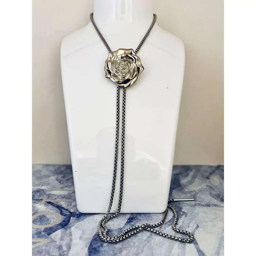 Long chain with adjustable rose pendant