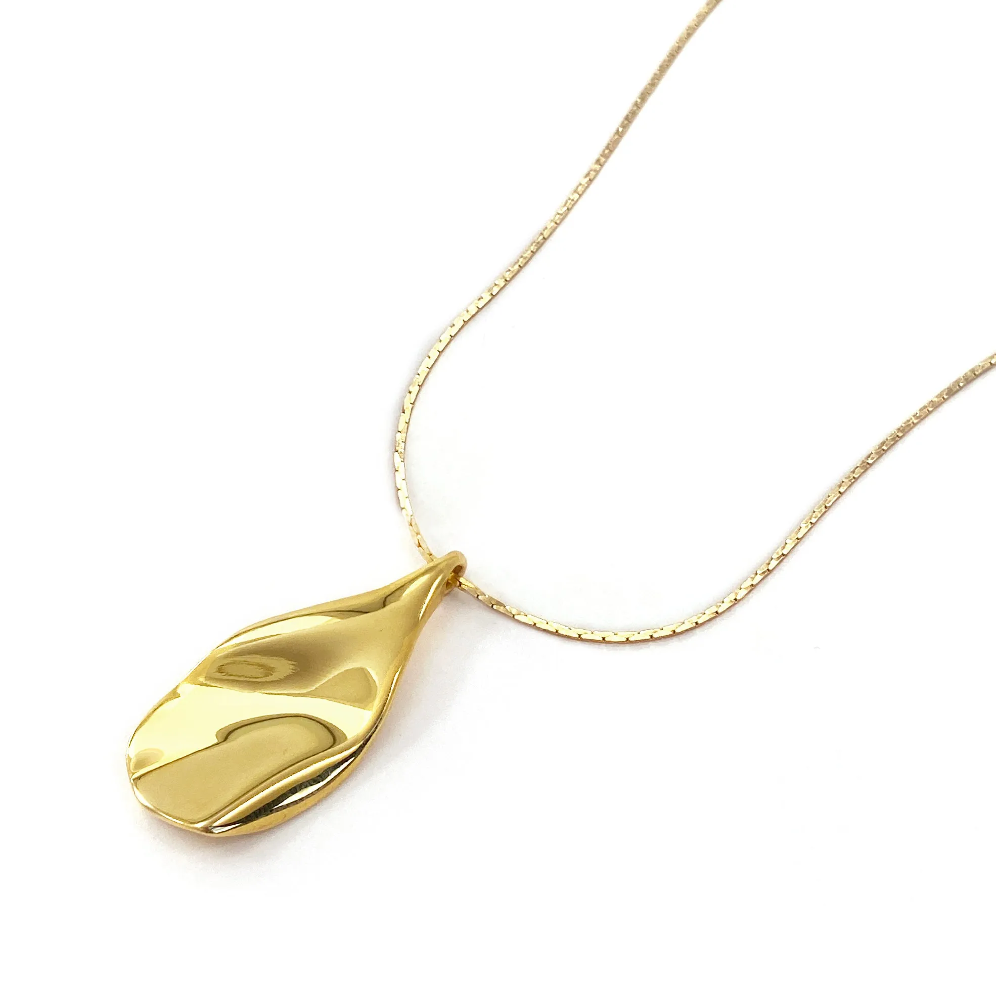 Petal Pendant Medium - Gold